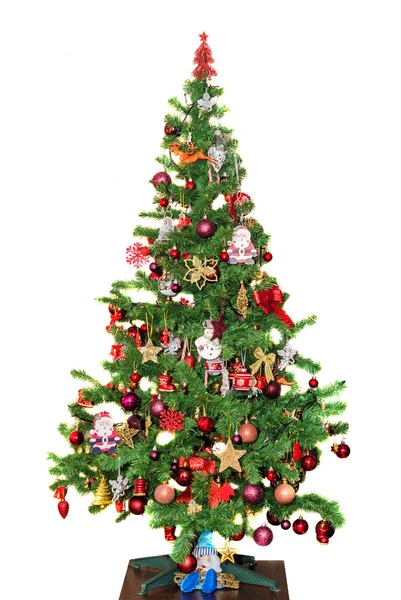 Parlak ile yeşil Noel (Chrismas) ağacı süsler renkli — Stok fotoğraf