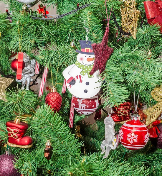 Detalle del árbol de Navidad verde (Navidad) con adornos de colores —  Fotos de Stock