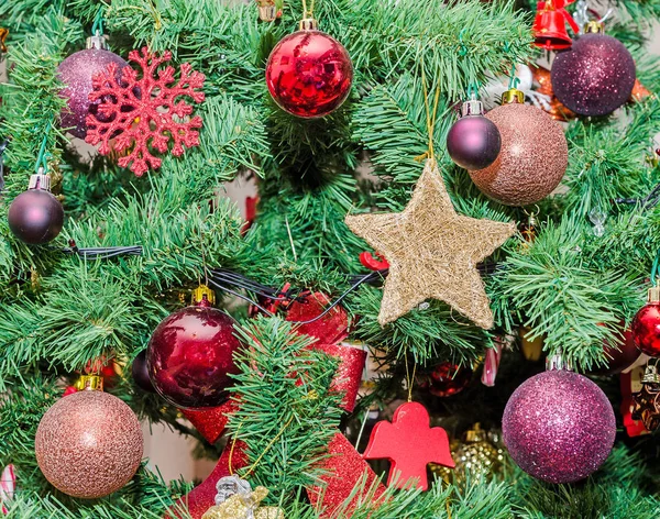 Detail des grünen Weihnachtsbaums mit farbigen Ornamenten — Stockfoto