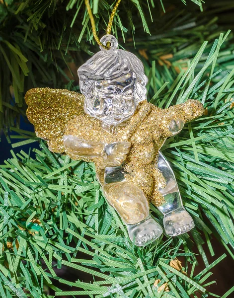 Detalle del árbol de Navidad verde (Navidad) con adornos de colores — Foto de Stock