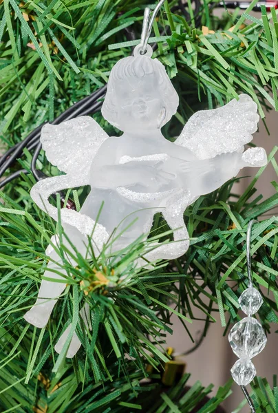 Detalle del árbol de Navidad verde (Navidad) con adornos de colores — Foto de Stock