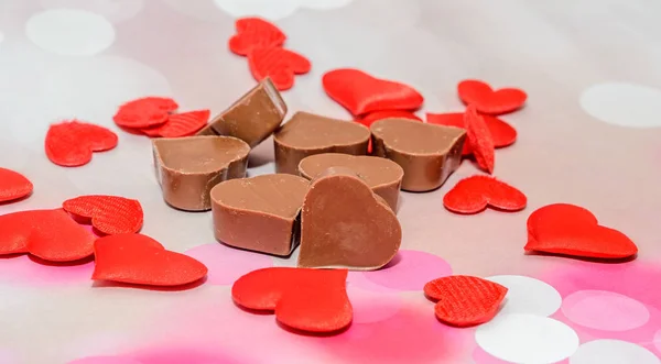 Chocolate em forma de coração com corações vermelhos, doces do Dia dos Namorados — Fotografia de Stock