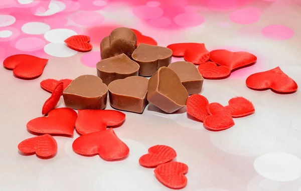 Шоколад в форме сердца с красными сердцами, конфеты ко Дню Святого Валентина — стоковое фото