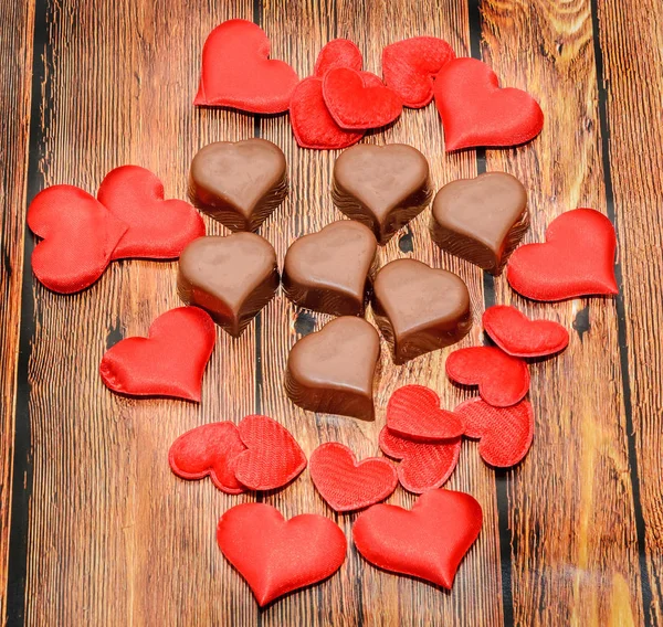 Chocolat en forme de coeur avec des cœurs rouges, bonbons Saint-Valentin — Photo