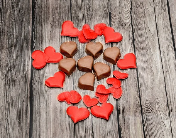 Herzförmige Schokolade mit roten Herzen, Valentinstag Bonbons, br — Stockfoto