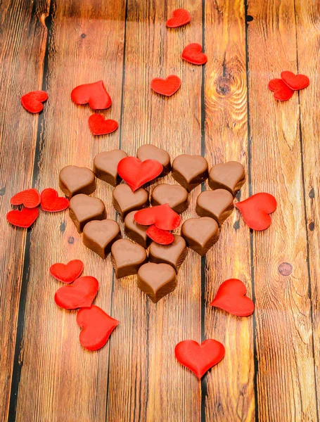 Chocolat en forme de coeur avec des cœurs rouges, bonbons Saint-Valentin, Fr — Photo