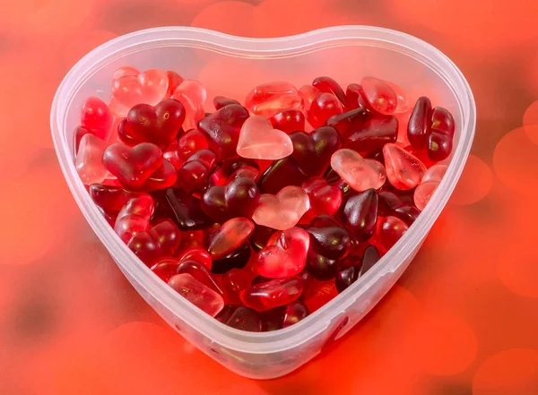 Jarrón transparente en forma de corazón (cuenco) lleno de color (rojo ) —  Fotos de Stock
