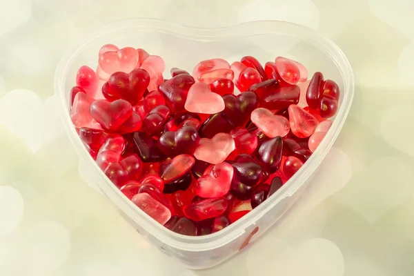 Jarrón transparente en forma de corazón (cuenco) lleno de color (rojo ) —  Fotos de Stock