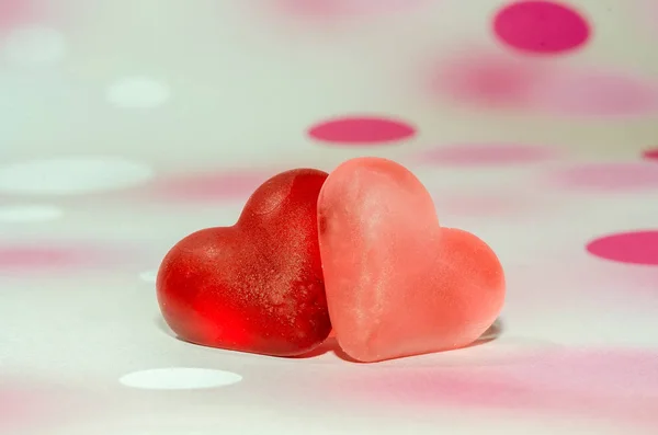 Color (rosa, rojo y naranja), gelatinas transparentes en forma de corazón , —  Fotos de Stock