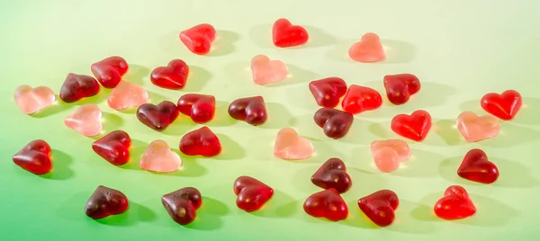 Color (rosa, rojo y naranja), gelatinas transparentes en forma de corazón , —  Fotos de Stock