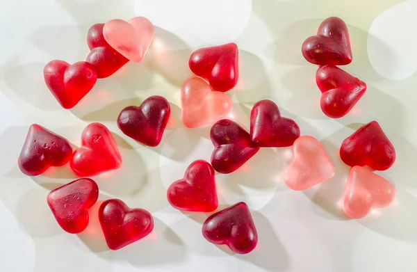 Coloré (rose, rouge et orange), gelées transparentes en forme de coeur , — Photo