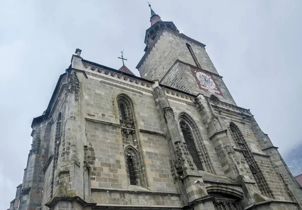 BRASOV, RUMANIA - 19 de marzo de 2015: La iglesia "Biserica Neagra " — Foto de Stock