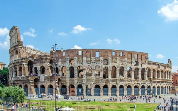 Roma, 12 luglio 2014: Il Collosseo, antico edificio dell'arena d'epoca — Foto Stock