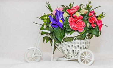 Beyaz Bisiklet ve renkli çiçek gül çiçek aranjmanı,