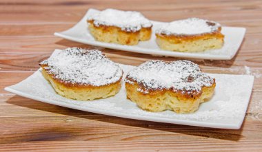 Toz şeker, yanık kremi, crema catalana ile ev yapımı Creme brulee