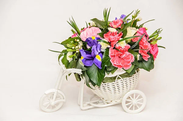 Цветочная композиция с белым велосипедом и цветными цветами роз , — стоковое фото