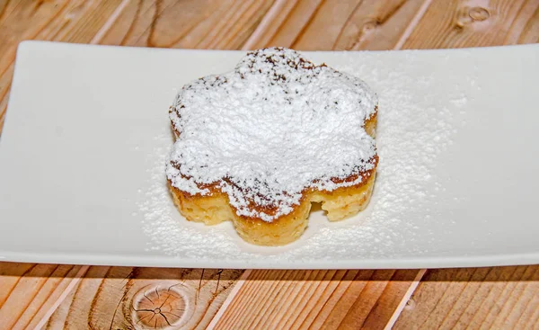 Brulee Creme caseiro com açúcar em pó, creme queimado, crema catalana — Fotografia de Stock