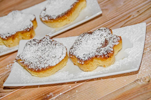 Brulee Creme caseiro com açúcar em pó, creme queimado, crema catalana — Fotografia de Stock