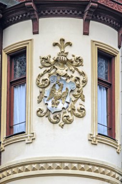 Sinaia, Romanya - 4 Nisan 2017: Royal logosu Peles Kalesi