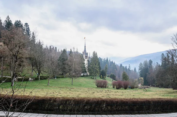 Na nádvoří hradu Peles The Sinaia Rumunska, Carpathia — Stock fotografie