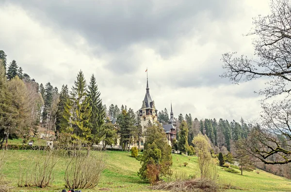 Il Castello Peles da Sinaia Romania, giardini con erba verde a — Foto Stock