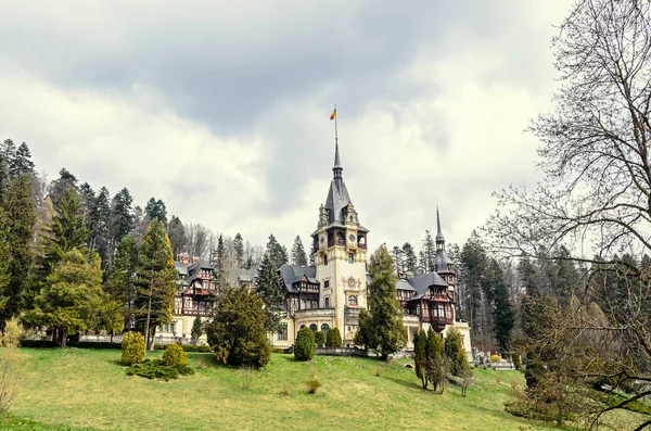 Peles hrad z Rumunska Sinaia, zahrady s trávou — Stock fotografie