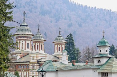 Ortodoks Manastırı Sinaia kuleleri ve üst üzerinde haçlar
