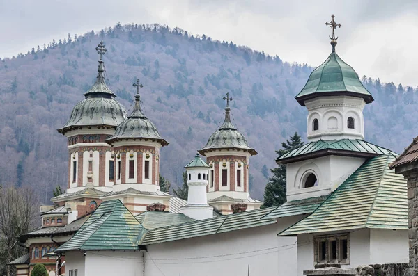 Pravoslavný klášter Sinaia s věžemi a kříže na vrcholu — Stock fotografie