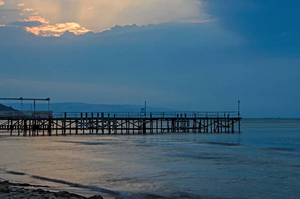 Закат на берегу Черного моря от Албены, Болгария с золотом — стоковое фото