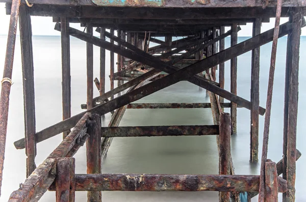 Gamla bron över det mystiska blå havsvattnet, The Svartahavskusten — Stockfoto