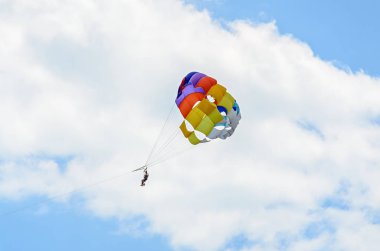 Parasail kanat mavi bulutlar gökyüzünde renkli Parasailing