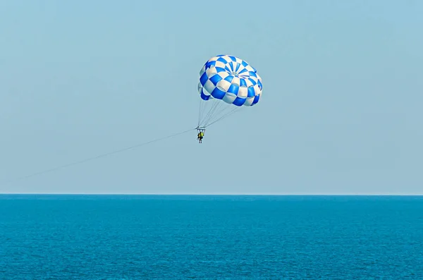 Blue parasail wing pulled by a boat in the sea water, Parasailing — Stock Photo, Image