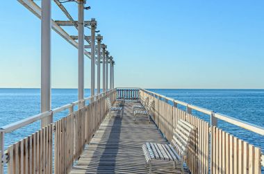Puan ve bankların Karadeniz'in üzerinde öpüşme ile Sahil Köprüsü