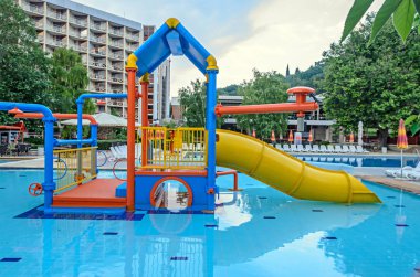 Renkli su tüp slayt, mavi havuz Entertaiment spor, yakın çekim