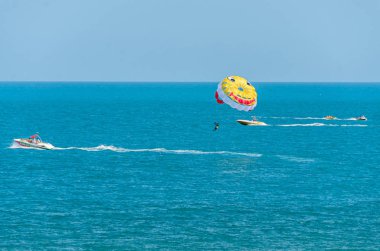 Bir tekne deniz suyu ile çekilmiş renkli parasail kanat