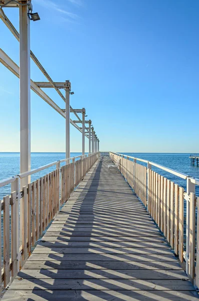 Puente costero con puntos de besos y bancos en el Mar Negro — Foto de Stock