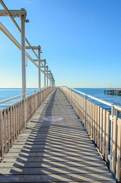 Puente costero con puntos de besos y bancos en el Mar Negro — Foto de Stock