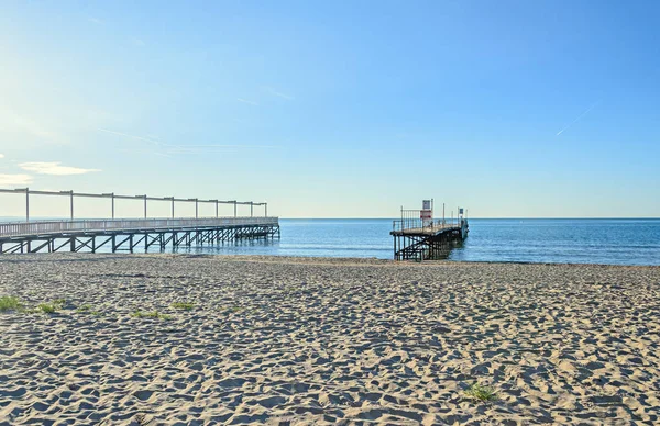 La playa del Mar Negro de Albena, Bulgaria con arenas doradas, sol — Foto de Stock