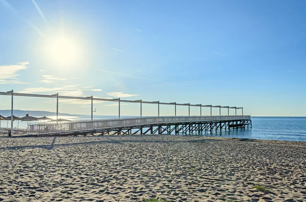 La playa del Mar Negro de Albena, Bulgaria con arenas doradas, sol — Foto de Stock