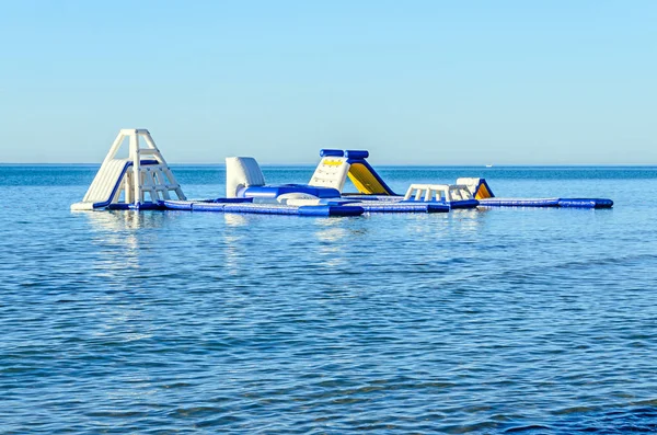 Водные виды спорта воздушная горка на морской воде возле пляжа с песком — стоковое фото