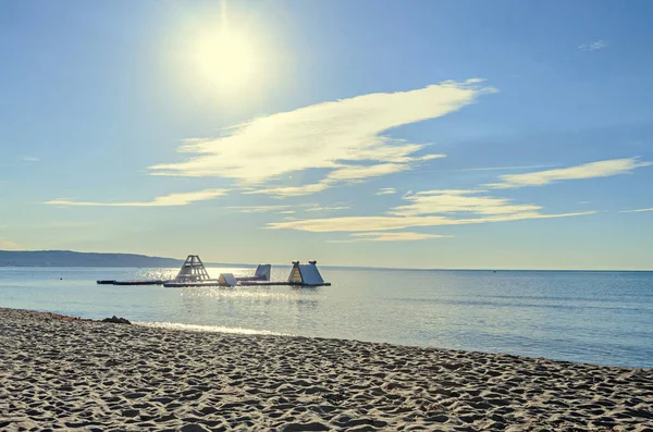 Deportes acuáticos tobogán de aire en el agua de mar cerca de la playa con arena — Foto de Stock