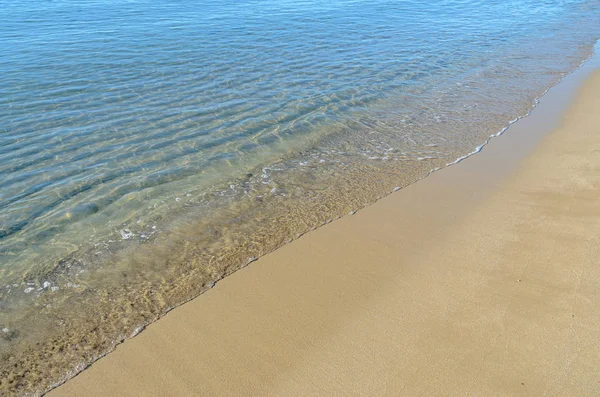 Der Strand am Schwarzen Meer mit goldenem Sand, blauem, klarem Wasser — Stockfoto