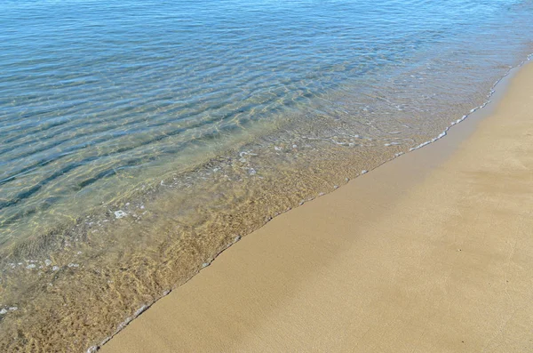 Der Strand am Schwarzen Meer mit goldenem Sand, blauem, klarem Wasser — Stockfoto