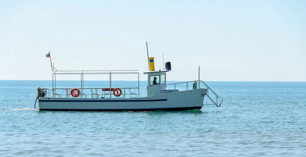 Barco ou navio que navega na água azul do Mar Negro, entertaiment — Fotografia de Stock