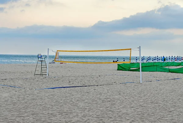 Beach volley net near sea blue water, field close up — Stock Photo, Image