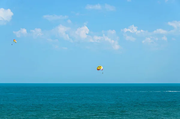 Цветное крыло парашютиста, вытащенное лодкой в морской воде — стоковое фото