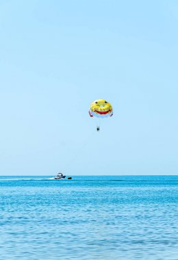 Albena, Bulgaristan - 15 Haziran 2017: çekti renkli parasail kanat