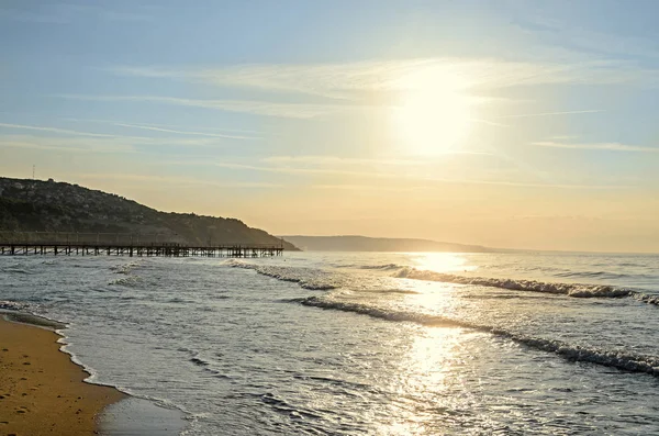 Playa del Mar Negro desde Albena, Bulgaria con arenas doradas, azul — Foto de Stock