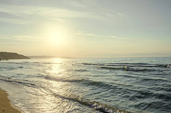 Stranden av Svarta havet från Albena, Bulgarien med gyllene sandstränder, blå — Stockfoto