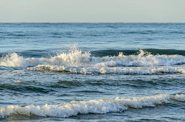 Okyanus dalgaları Karadeniz köpük mavi su, yakın çekim